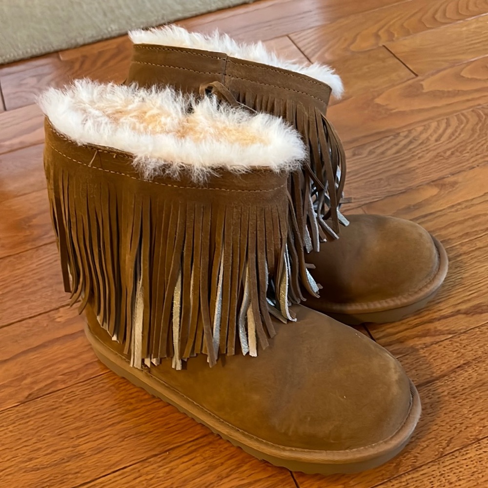 BRAND NEW Kids Size 6/Women’s 8 Fringe Ugg Boots